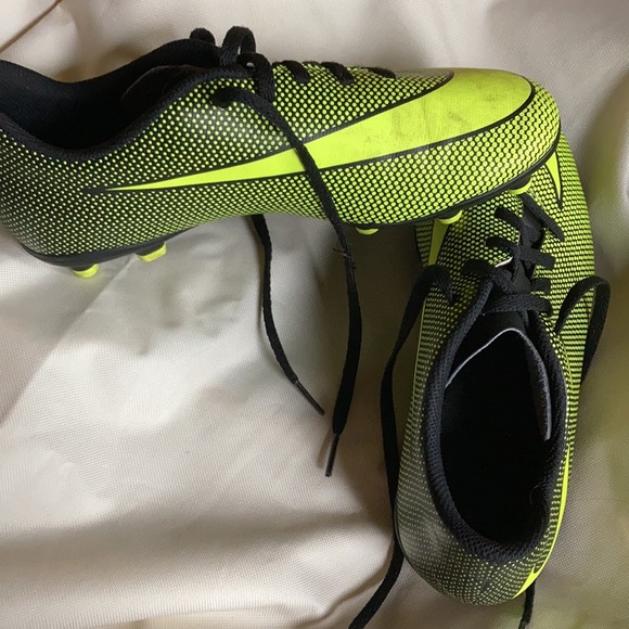 Nike Youth Soccer cleats size 6 - Picture 2 of 5